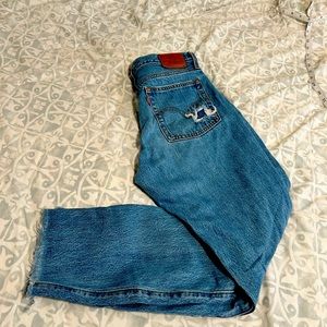 Levi’s Wedgie Distressed Ankle Jean size 27